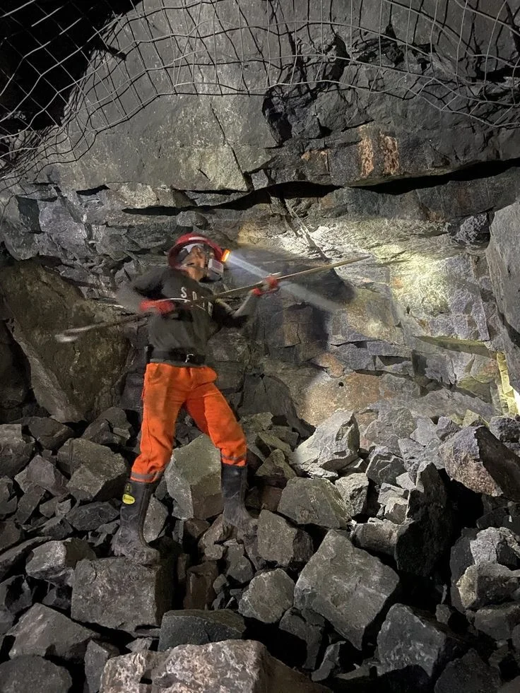 Barring down loose rock underground